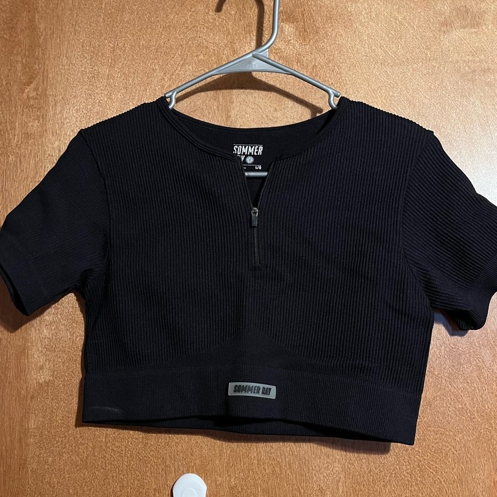 Black cropped workout shirt